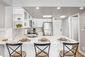 ثلاجة، ميكروويف، موقد طهي مسطح، غسالة أطباق