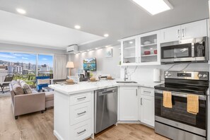 ثلاجة، ميكروويف، موقد طهي مسطح، غسالة أطباق