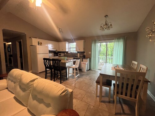 Sunny Stay in Fairfield Bay! 2 bedroom house with boat parking