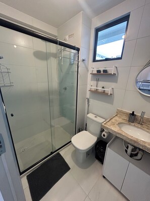 Apartment | Bathroom | Shower, hair dryer, towels, toilet paper