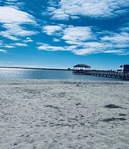 BAY AND BEACH
Relax in this well appointed beach cottage in historic Old Town