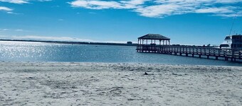 BAY AND BEACH
Relax in this well appointed beach cottage in historic Old Town