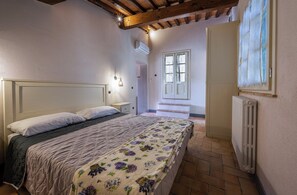 5 habitaciones, tabla de planchar con plancha, wifi y ropa de cama