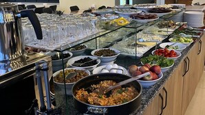 بوفيه فطور مجانًا يوميًا