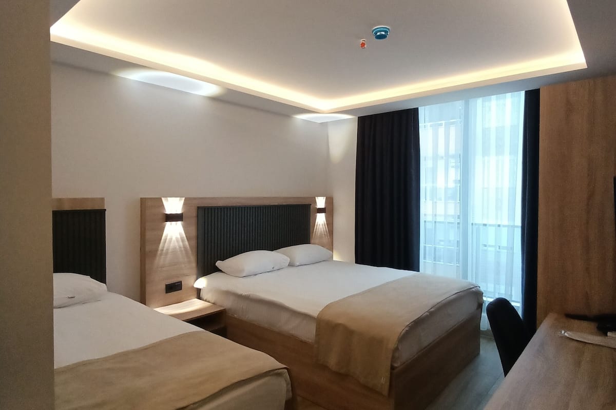 Comfort-Dreibettzimmer, Balkon | Schreibtisch, laptopgeeigneter Arbeitsplatz, kostenloses WLAN