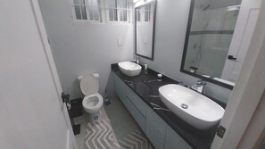 Douche, sèche-cheveux, serviettes fournies, savon