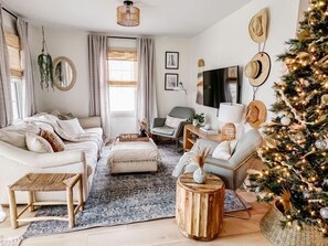 Smart TV, books - Beach Haven Bungalow #1 - Sweet Carolina Beach Cottage (Carolina Beach)