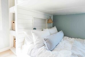 2 bedrooms, iron/ironing board, travel cot, WiFi - Beach Haven Bungalow #1 - Sweet Carolina Beach Cottage (Carolina Beach)