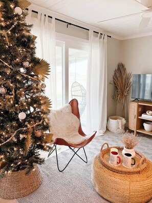 Smart TV, books - Beach Haven Bungalow #3 - Romantic Paradise Getaway (Carolina Beach)