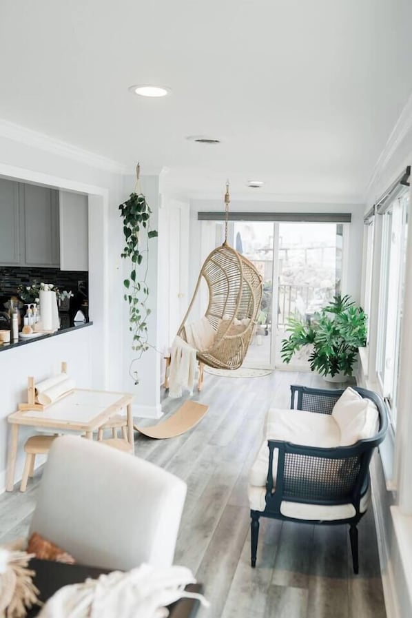 Smart TV, books - Bohemian Oceanfront family getaway in CB! (Carolina Beach)