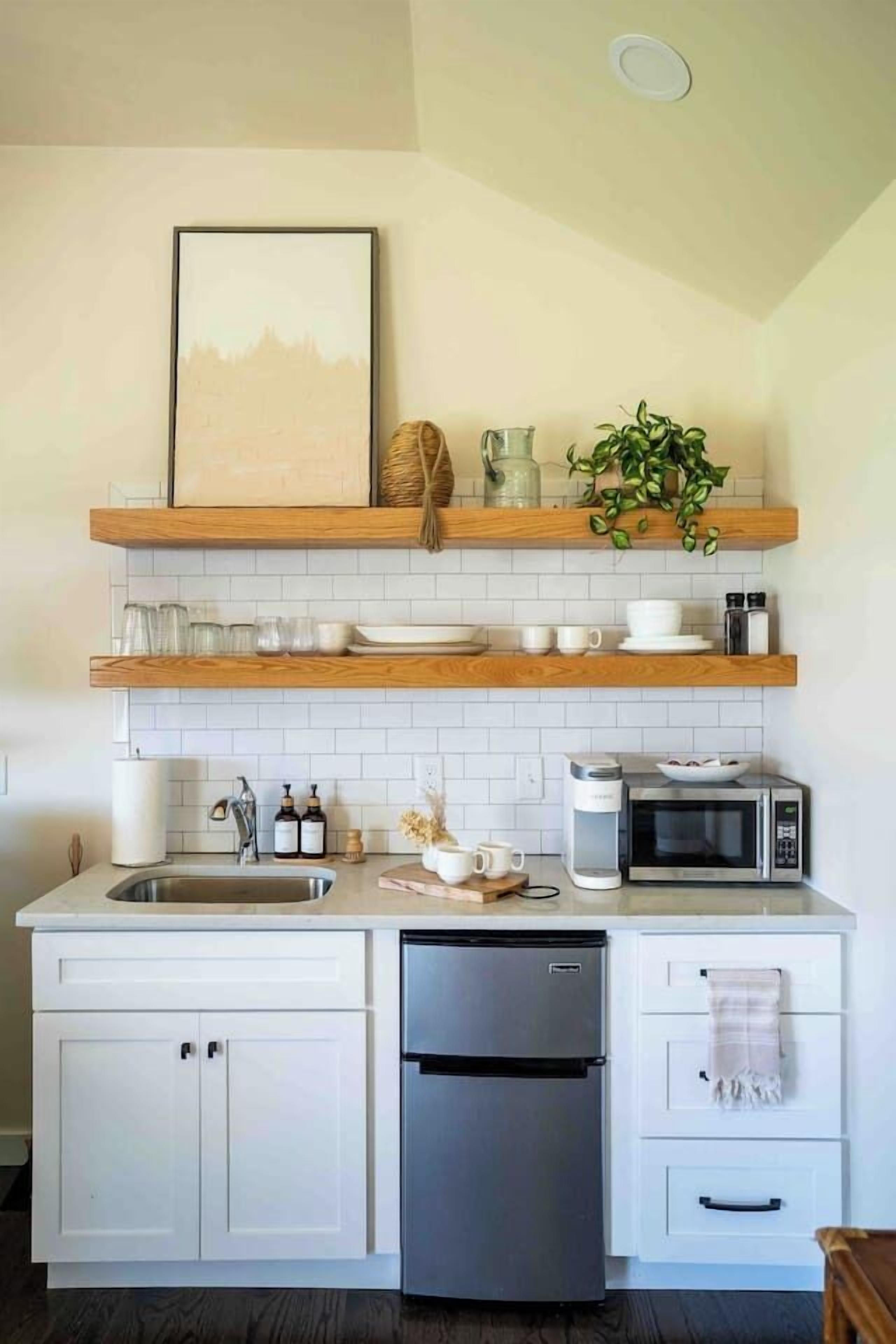 Micro-ondes, cafetière/bouilloire, grille-pain