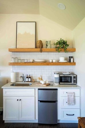 Micro-ondes, cafetière/bouilloire, grille-pain