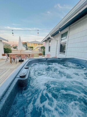 Outdoor dining - Hidden gem in Kure|2min walk to Beach|Hot Tub (Kure Beach)