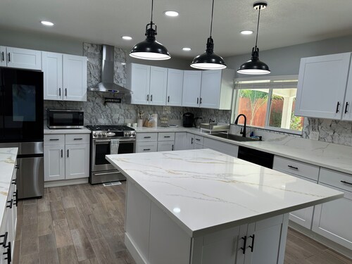 Spacious cozy Oasis retreat with private pool  Backyard