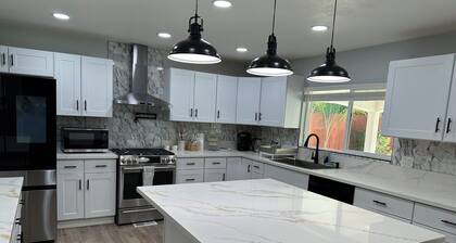 Spacious cozy Oasis retreat with private pool Backyard