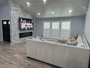 Smart TV, chimenea, libros