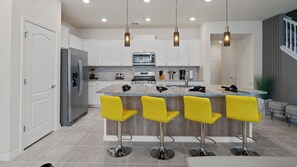 冷蔵庫、電子レンジ、オーブン、コンロ