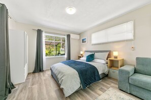 1 slaapkamer, een strijkplank/strijkijzer, wifi, beddengoed