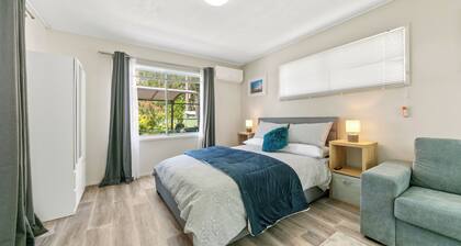 Lake Front Studio Pet Friendly, near The Entrance, Nora Head and Soldiers Beach