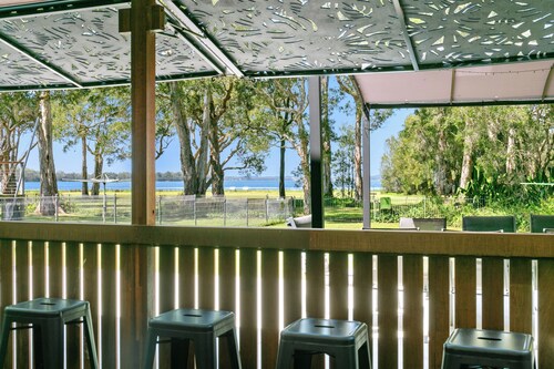 Lake Front Studio Pet Friendly, near The Entrance, Nora Head and Soldiers Beach