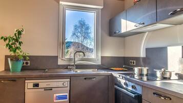 Een koelkast, een magnetron, een oven, een vaatwasser