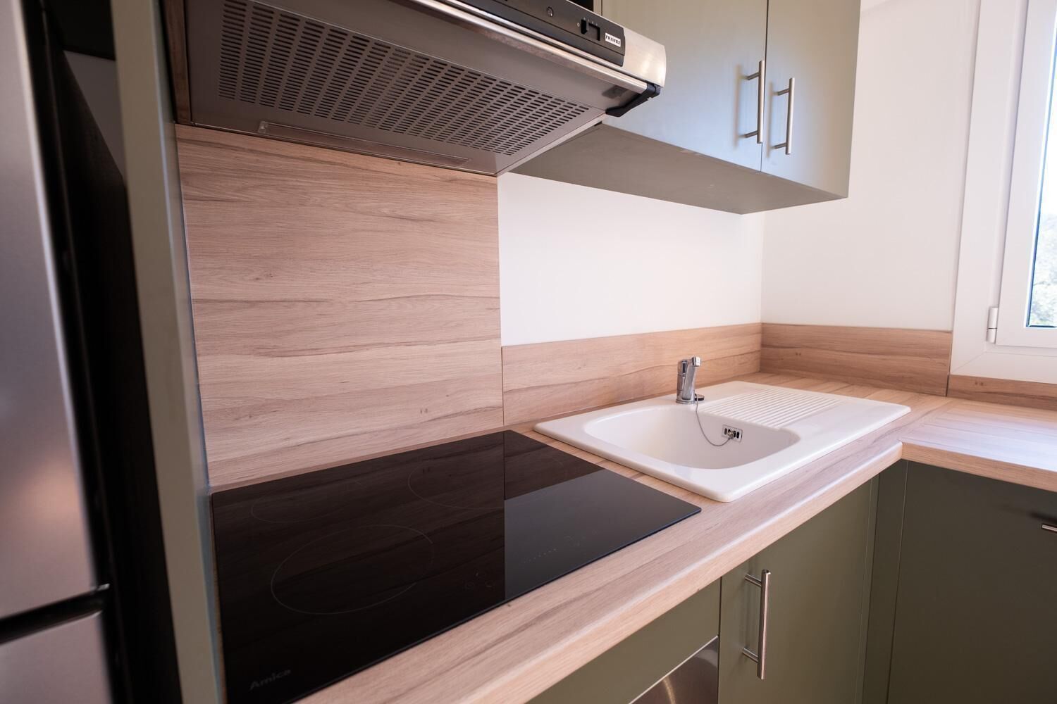 Een koelkast, een magnetron, een oven, een vaatwasser