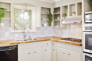 Mikrowelle, Ofen, Herdplatte, Geschirrspüler