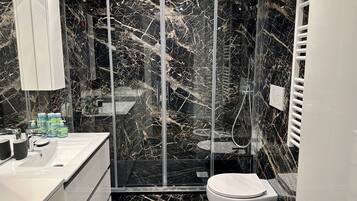 Dusche, Haartrockner, Bidet, Handtücher