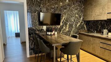 GeschirrspĂŒler, Wasserkocher mit Kaffee-/Teezubehör