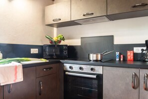 Een koelkast, een magnetron, een oven, een vaatwasser