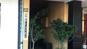 L’entrée d’un hôtel, avec une enseigne indiquant « DUFFEL ».