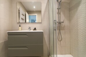 Een douche, handdoeken