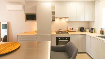 Een koelkast, een magnetron, een oven, een vaatwasser