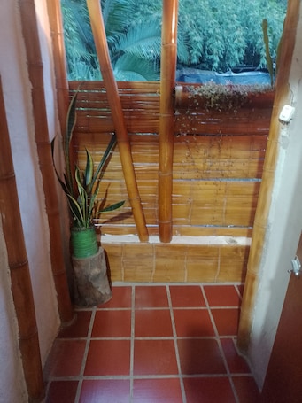 Basic Twin Room, Courtyard View | Living area. Hostal El Bambú