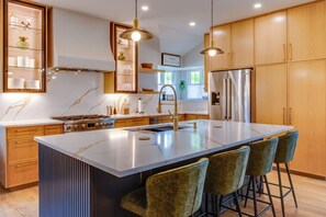 Geladeira, micro-ondas, fogão, cooktop