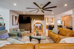 Smart TV, chimenea, libros