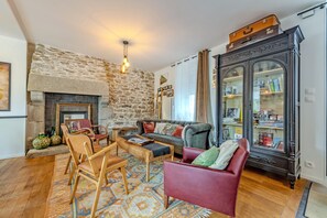 TV - Holiday Home 'Maison 8 Pers Plein Centre Ville' with Private Terrace, Garden & Wi-Fi (Lesneven)