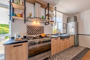 Fridge, microwave, oven, stovetop - Holiday Home 'Maison 8 Pers Plein Centre Ville' with Private Terrace, Garden & Wi-Fi (Lesneven)