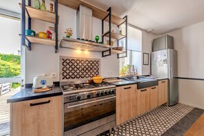 Fridge, microwave, oven, stovetop - Holiday Home 'Maison 8 Pers Plein Centre Ville' with Private Terrace, Garden & Wi-Fi (Lesneven)