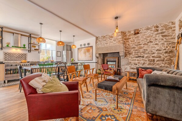 TV - Holiday Home 'Maison 8 Pers Plein Centre Ville' with Private Terrace, Garden & Wi-Fi (Lesneven)