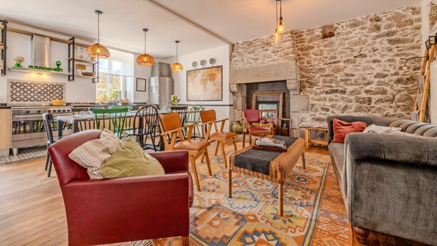 A modern living room with a fireplace, a dining area, and a kitchen. - Holiday Home 'Maison 8 Pers Plein Centre Ville' with Private Terrace, Garden & Wi-Fi (Lesneven)