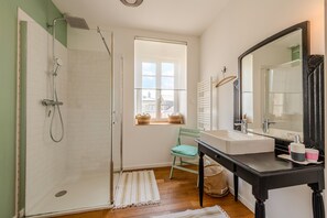 Douche, sèche-cheveux, serviettes fournies