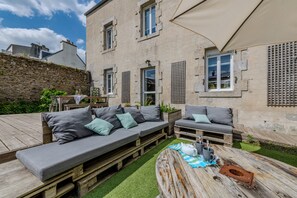Outdoor dining - Holiday Home 'Maison 8 Pers Plein Centre Ville' with Private Terrace, Garden & Wi-Fi (Lesneven)