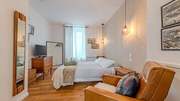 4 bedrooms, iron/ironing board, free WiFi, bed sheets