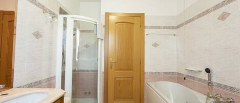 Shower, hair dryer, towels