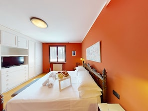 3 bedrooms, iron/ironing board, free WiFi, bed sheets