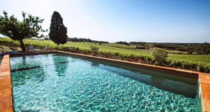 La Maison de Romain â Vue sur les Vignes, Piscine et Confort en Famille