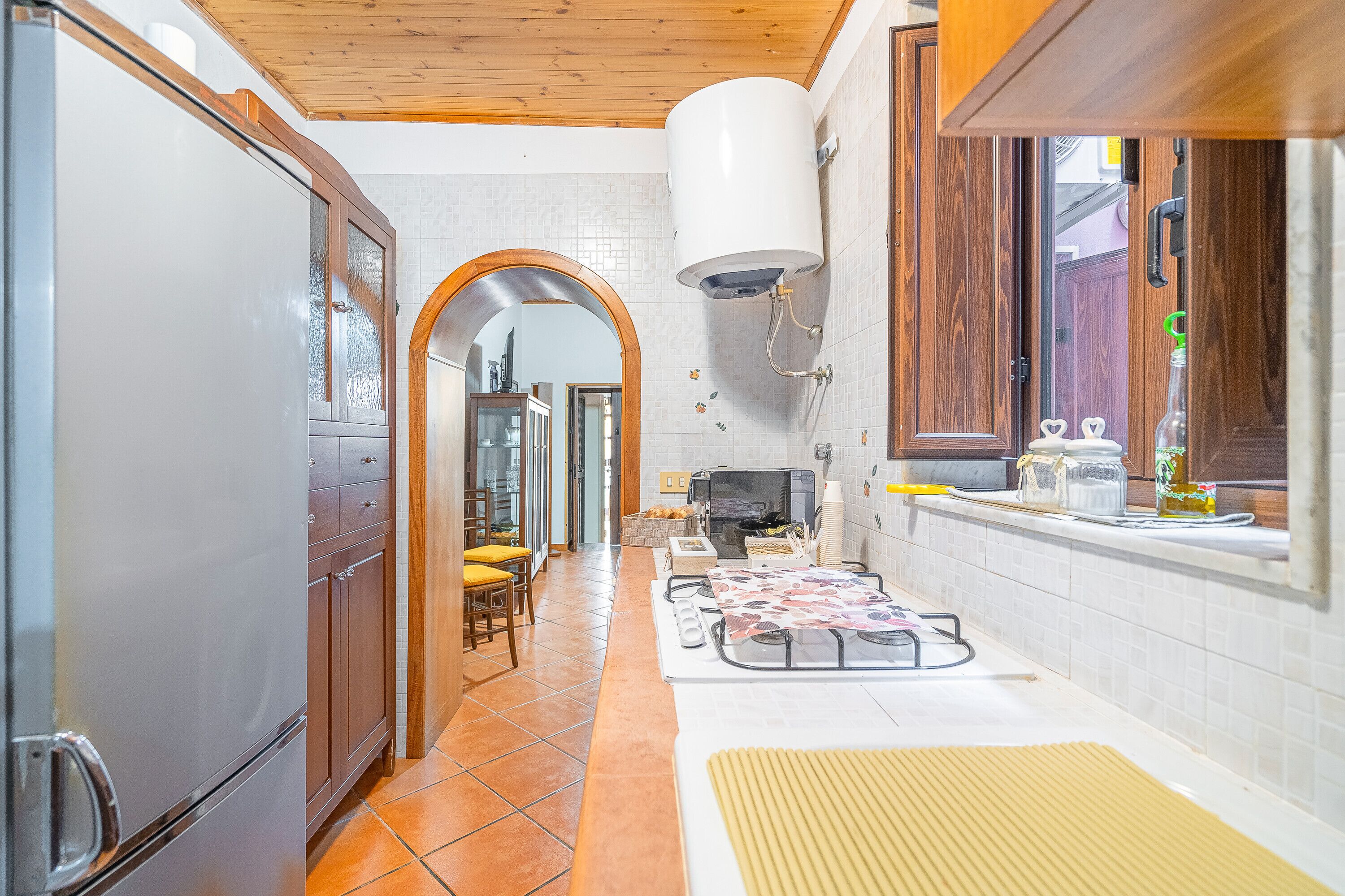 Réfrigérateur, four, plaque de cuisson, cafetière/bouilloire