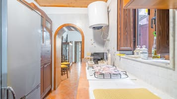 Réfrigérateur, four, plaque de cuisson, cafetière/bouilloire