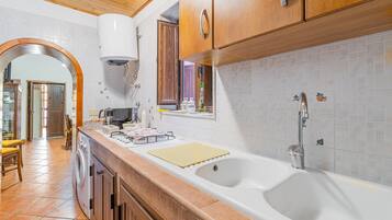 Dusj, hårføner og håndklær